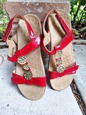 Vionic FARRA Red Patent Sandals 9 Gold Metal  Discs